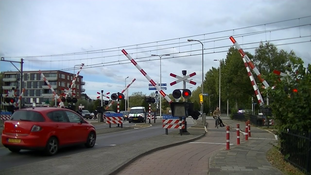 Spoorwegovergang Leerdam // Dutch railroad crossing