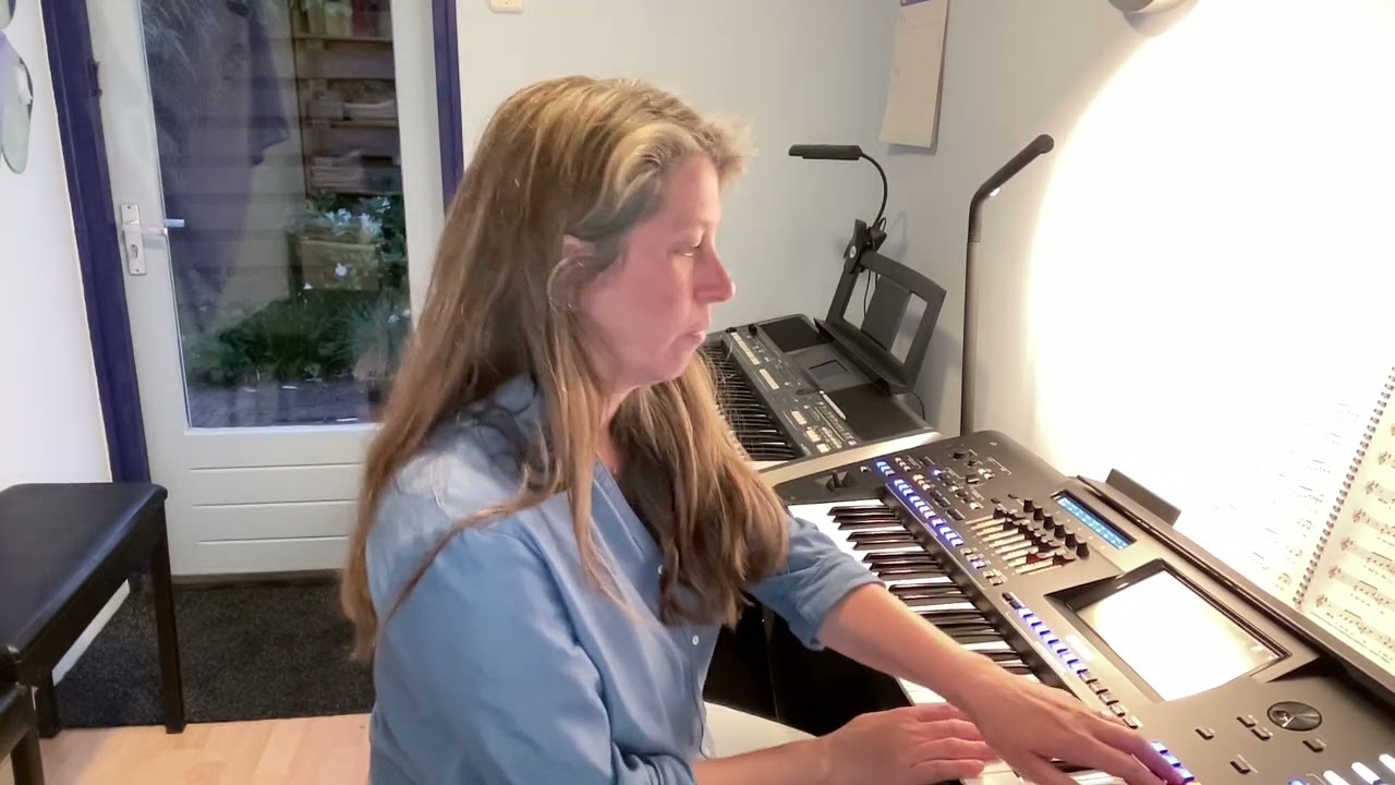 Nederlandstalig met een Schlagerpolka spelen we ook hier op de Genos 2 bij Toetsenstudio Danielle.