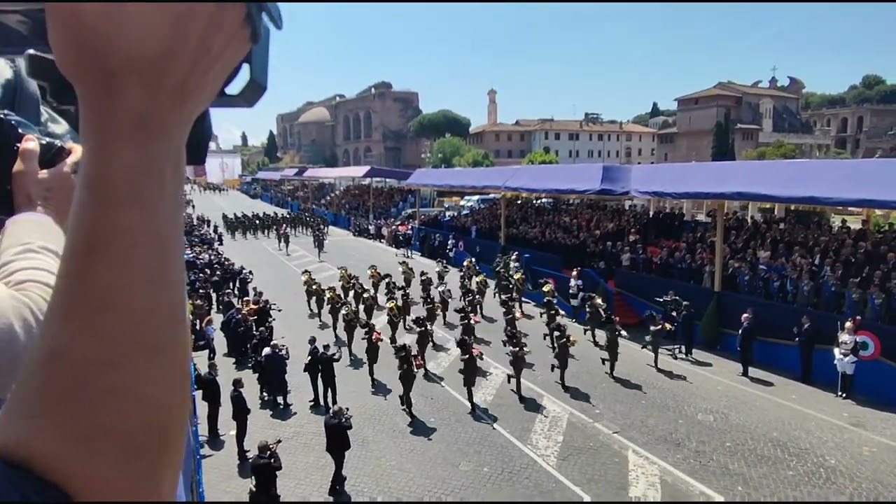 Con il tradizionale passo di corsa i Bersaglieri rendono gli onori al Presidente della Repubblica