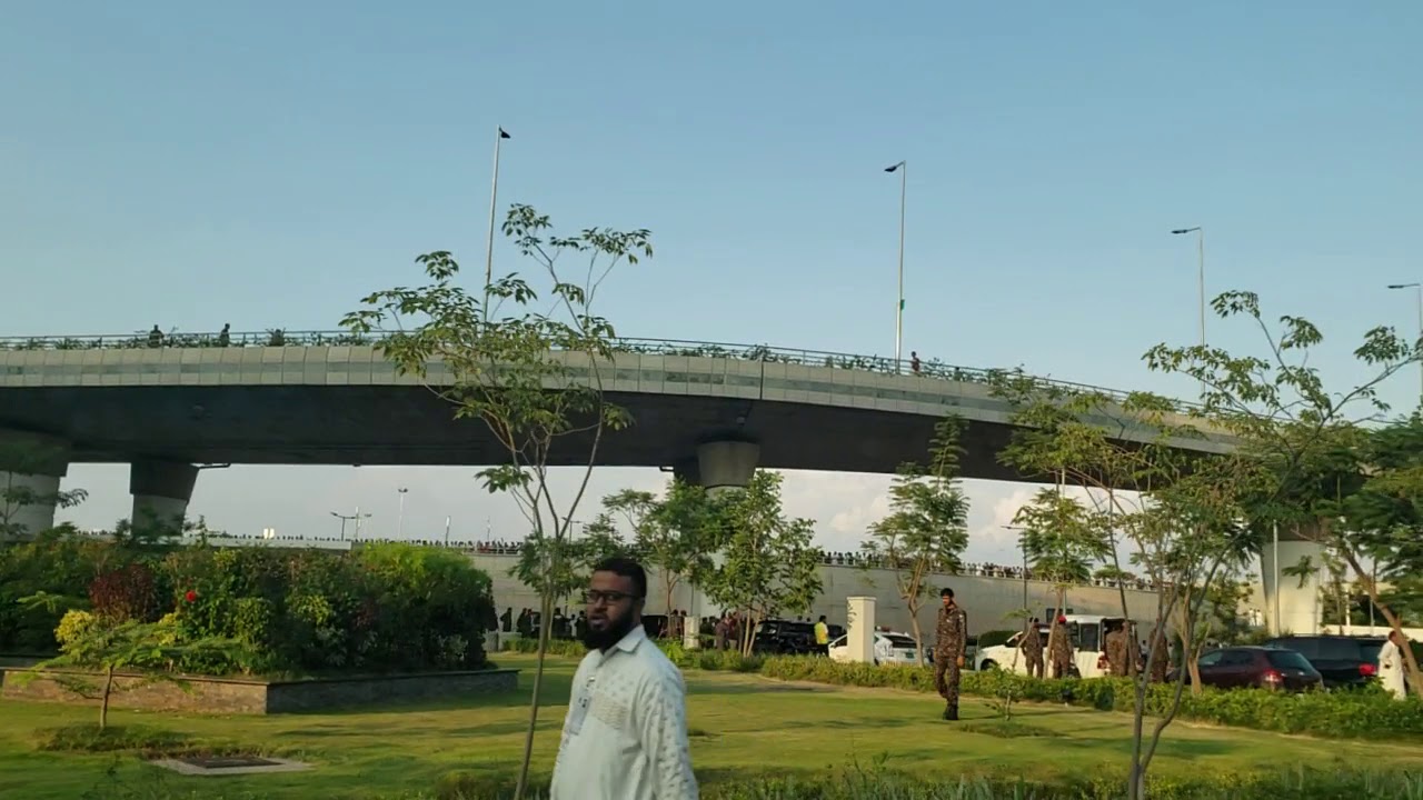 Amazing Reception - Watch people standing outside airport for Imran Khan