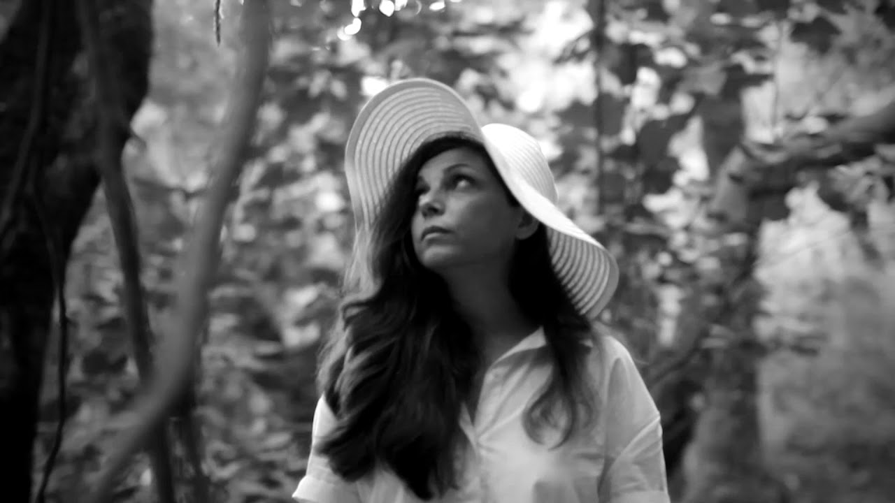 Στην Πόλη Νύχτωσε - Κατερίνα Κυρμιζή | Official Music Video