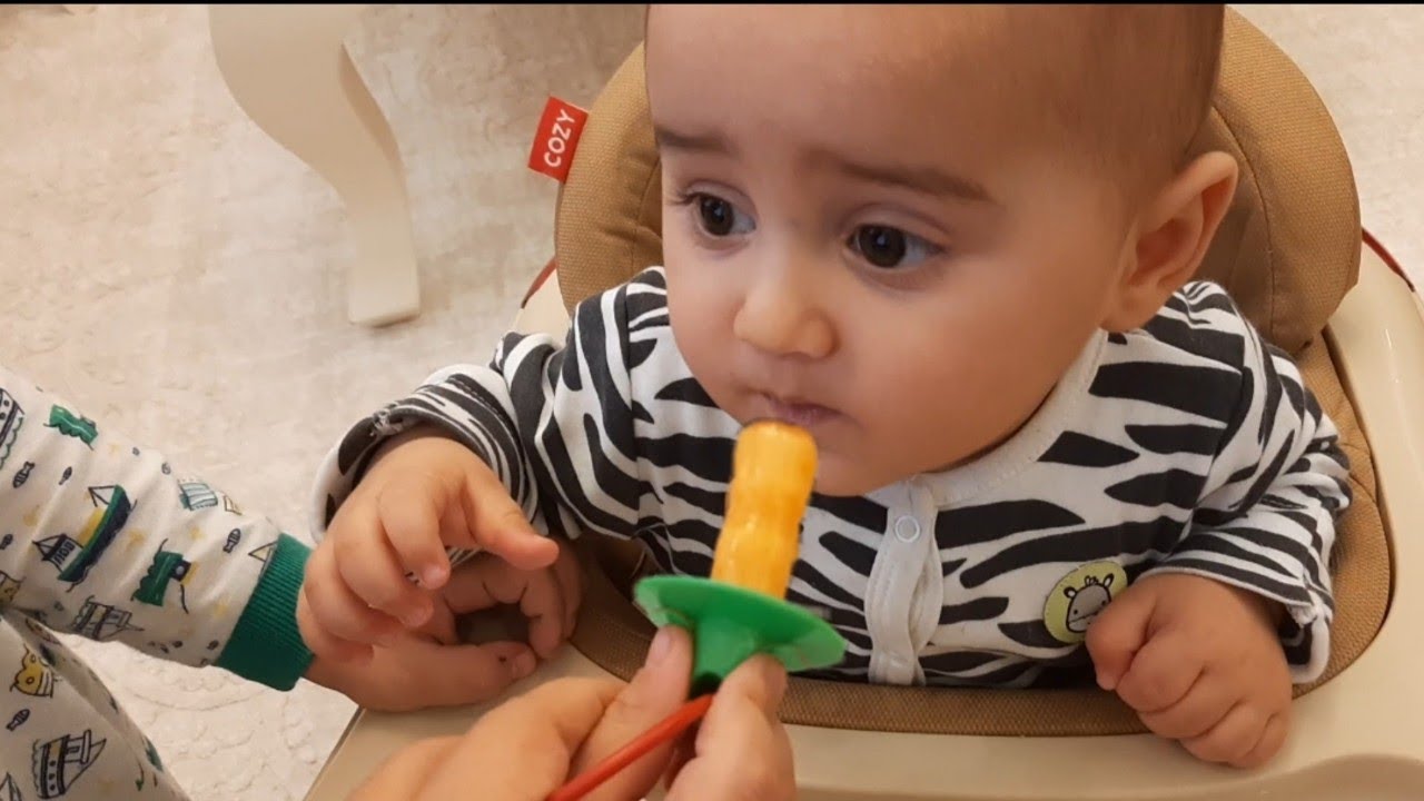 Emzik sevmeyen bebek abisinin verdiği emzik şekere bayıldı.