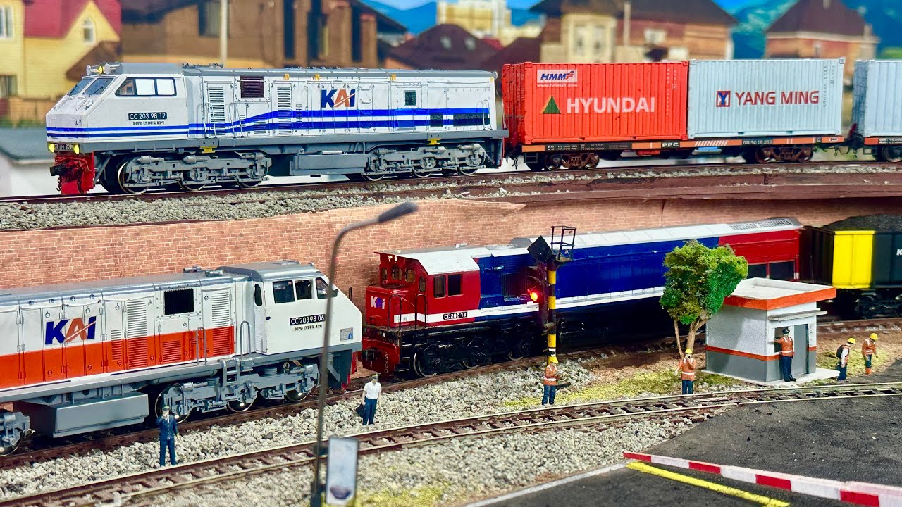 Kereta api Kutojaya Selatan CC203,KLB Peti Kemas & Babaranjang CC202 ngebut Anjlok saat berpapasan