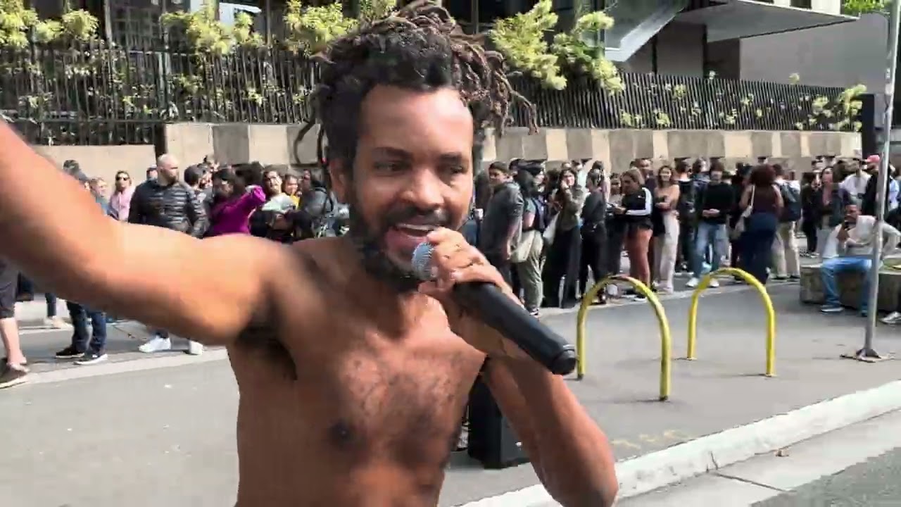 Cantor de rua da um show cantando luz divina do Roberto Carlos
