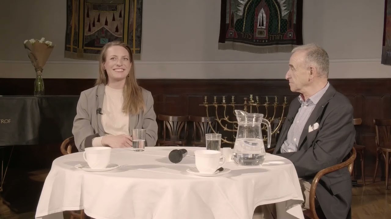 Káva o půl čtvrté s Annou Polívkovou, připravuje a moderuje Honza Neubauer.