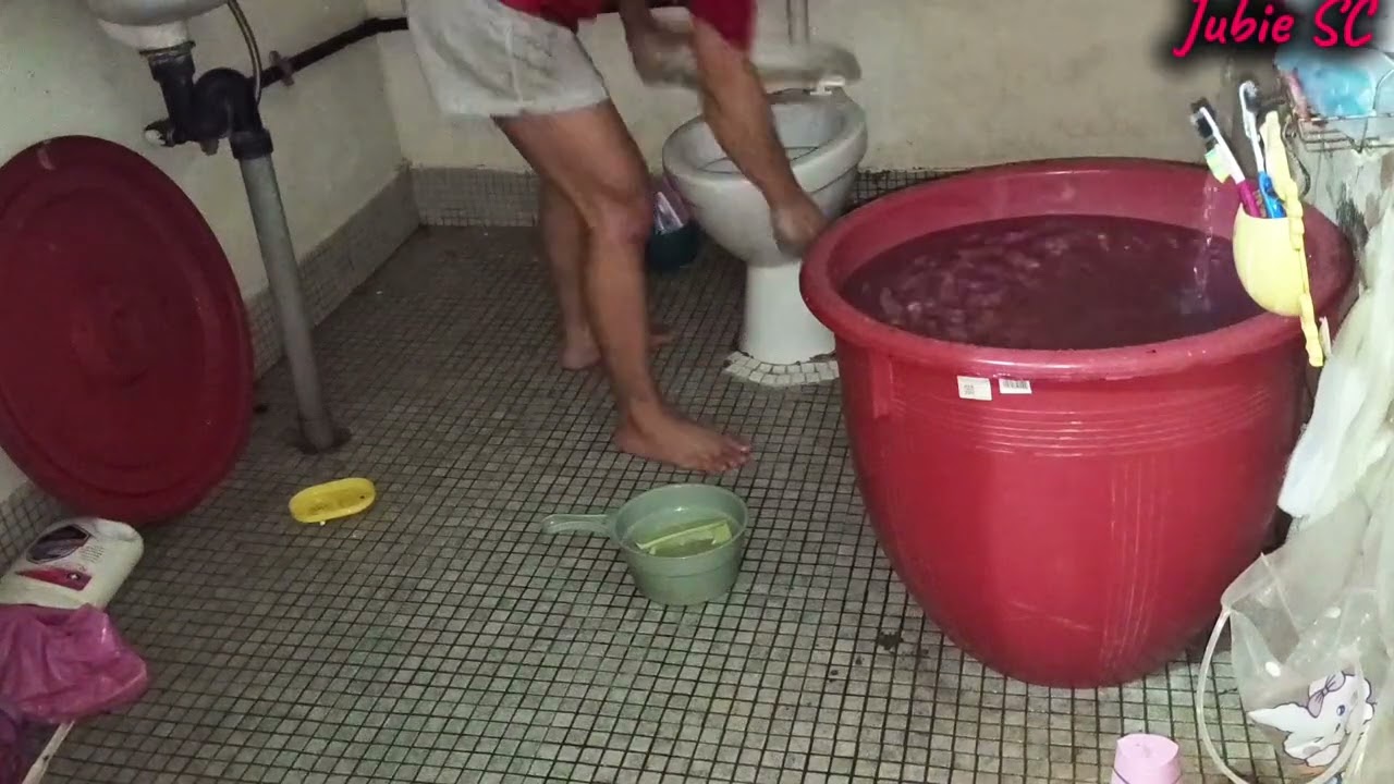 Baru datang rajin nak membersihkan tandas@bilik mandi