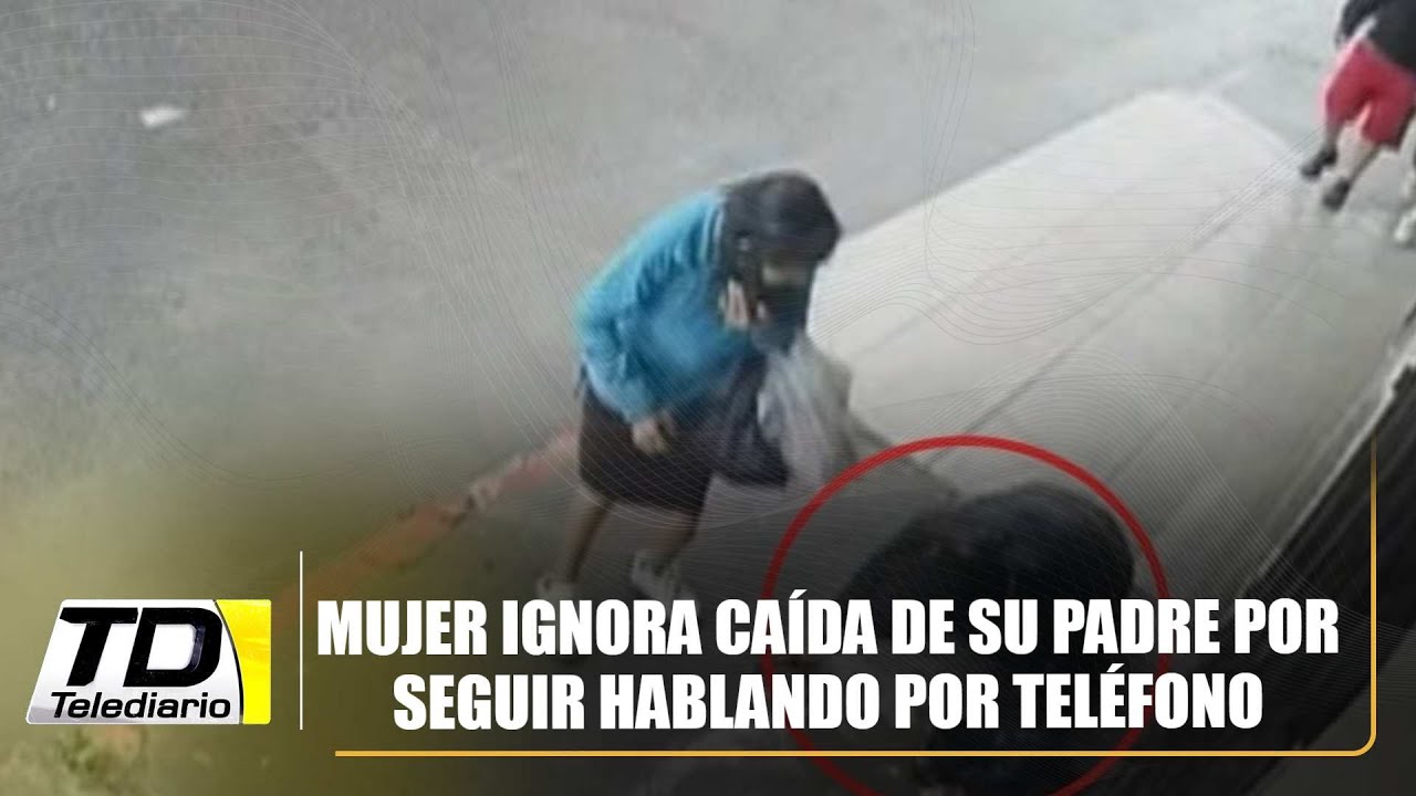 Mujer ignora caída de su padre por seguir hablando por teléfono
