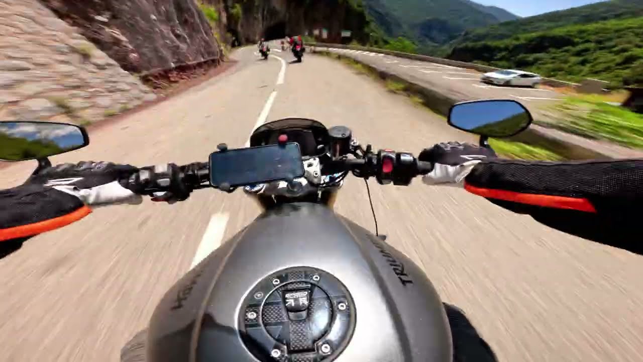 Triumph Speed Triple 1200 RS chase Street 765 RS & Speed 1200 RS - French Alps, Route Grandes Alpes