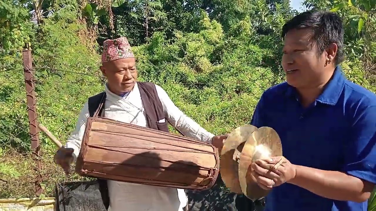 किरात राईहरूकाे उधाैलि पर्वकाे अवसरमा ढाेल र झ्यम्टा बजाउदै 😍😍😍