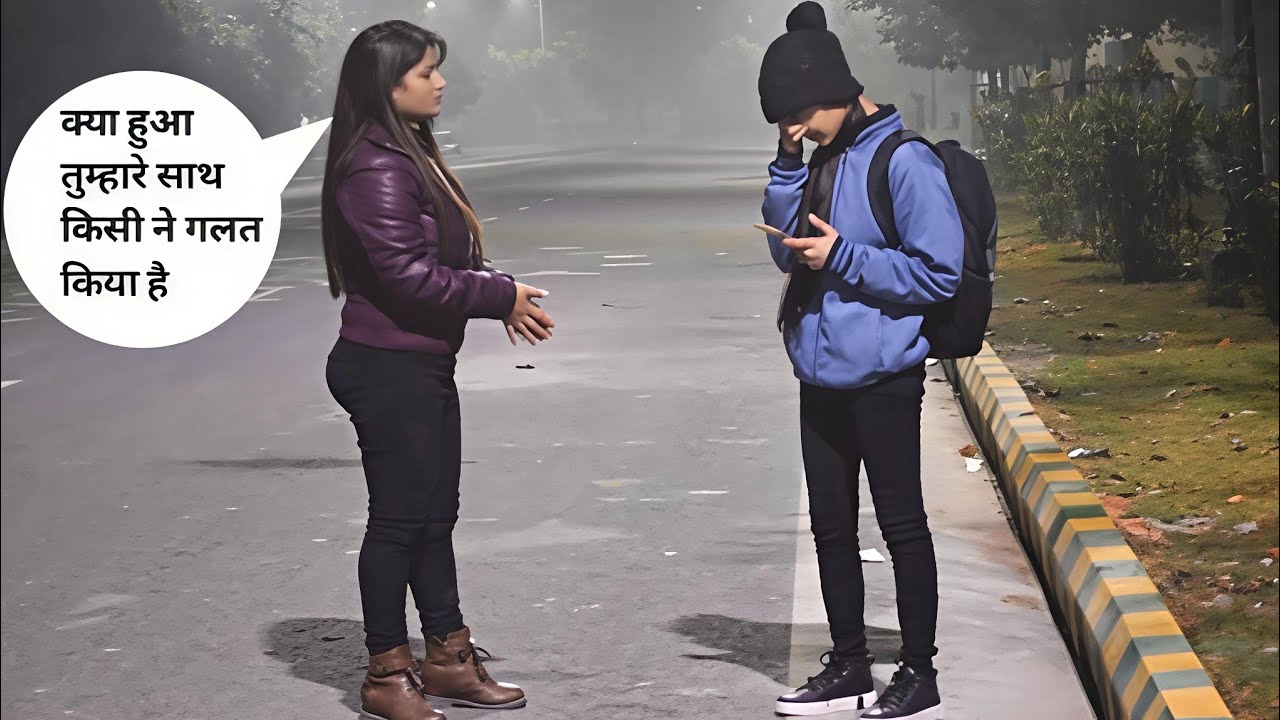 आधी रात को सड़क पर बैठ कर रो रही थी लड़की/helping video