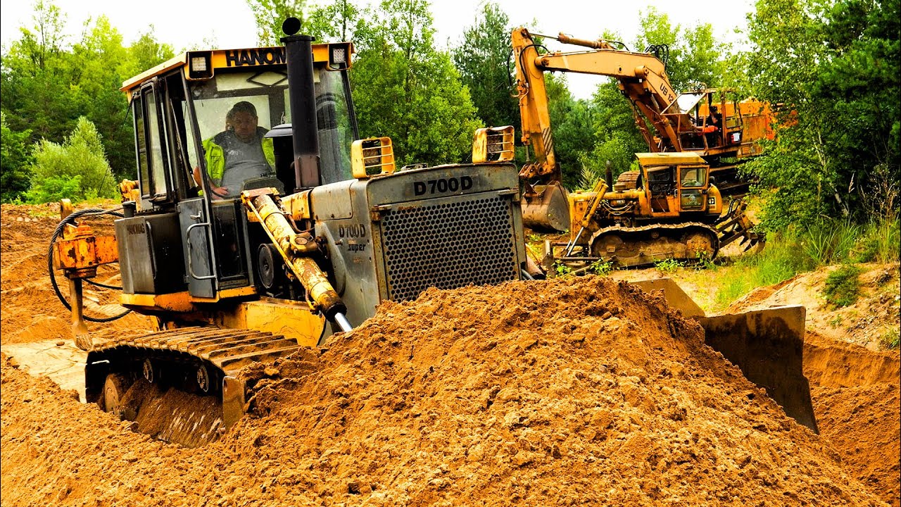 Planierraupe HANOMAG D700D bewegt Sand im alten Kieswerk Wischer.