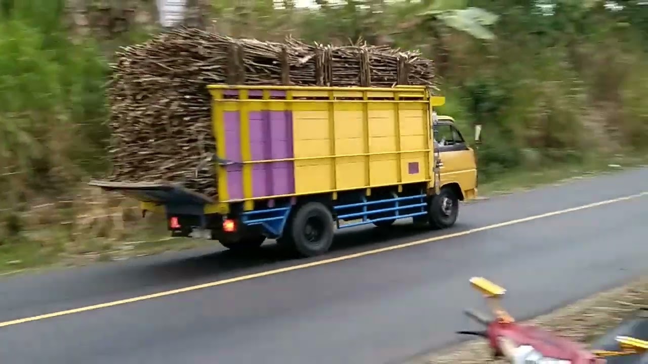 KERETA API DISUSUL TRUCK MUATAN GAS POOL DITANJAKAN LAHOR KARANGKATES