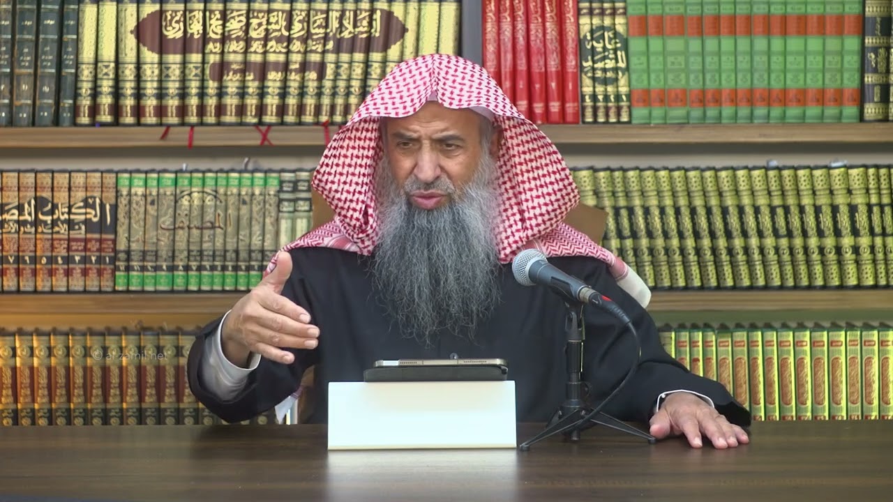 هل تصح صلاة من لبس ثوباً أبيضاً يصف لون البشرة بسبب بلله بالماء؟