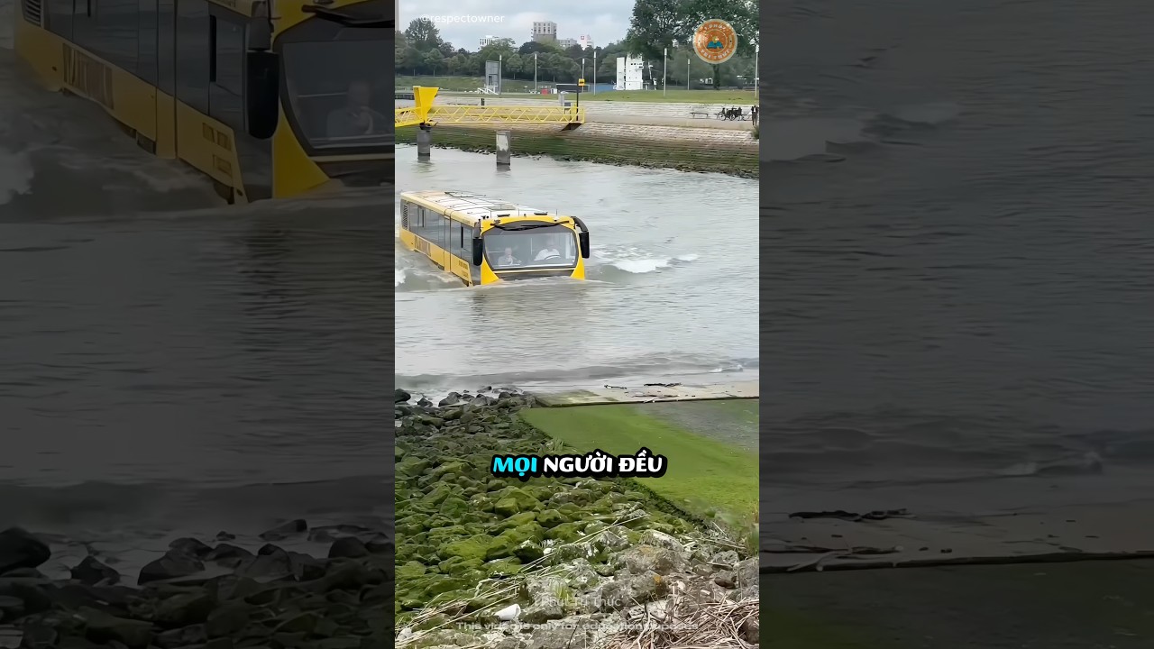 Người l&aacute;i xe bu&yacute;t hạng nặng đ&atilde; l&aacute;i chiếc xe lao xuống s&ocirc;ng 😳