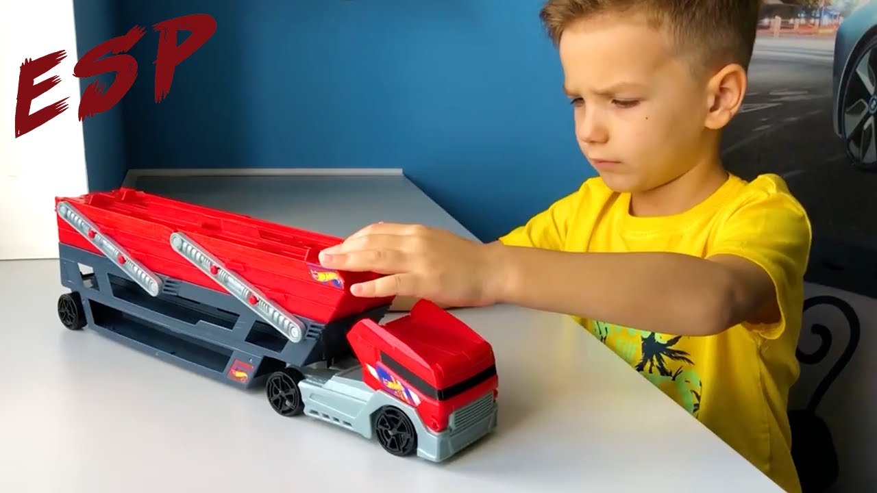 El pequeño Mark y los coches más grandes del mundo