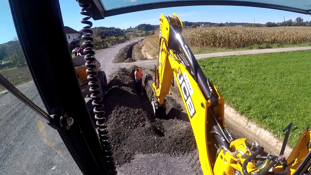 JCB 4cx backhoe loader digging a trench