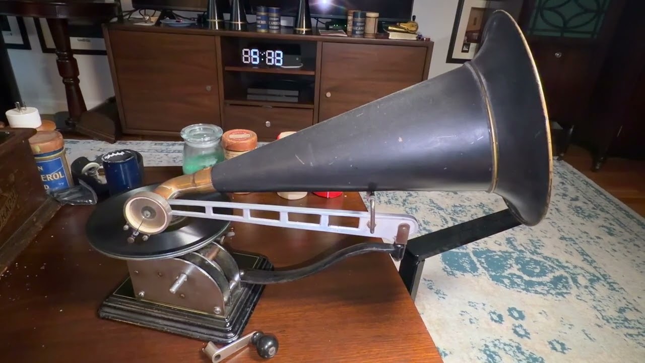 Columbia Disc Graphophone Model AU - c.1904 Song: Peter Piper performed by Vess L. Ossman