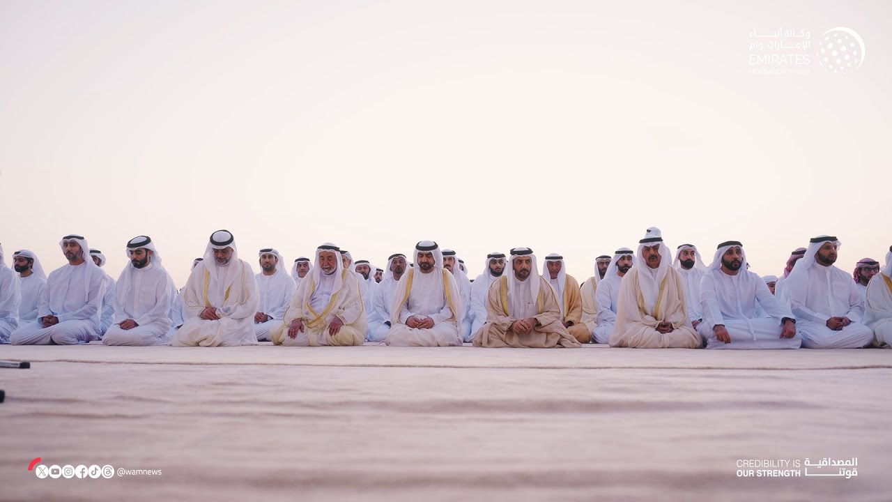 حاكم الشارقة يؤدي صلاة عيد الفطر المبارك في مصلى البديع