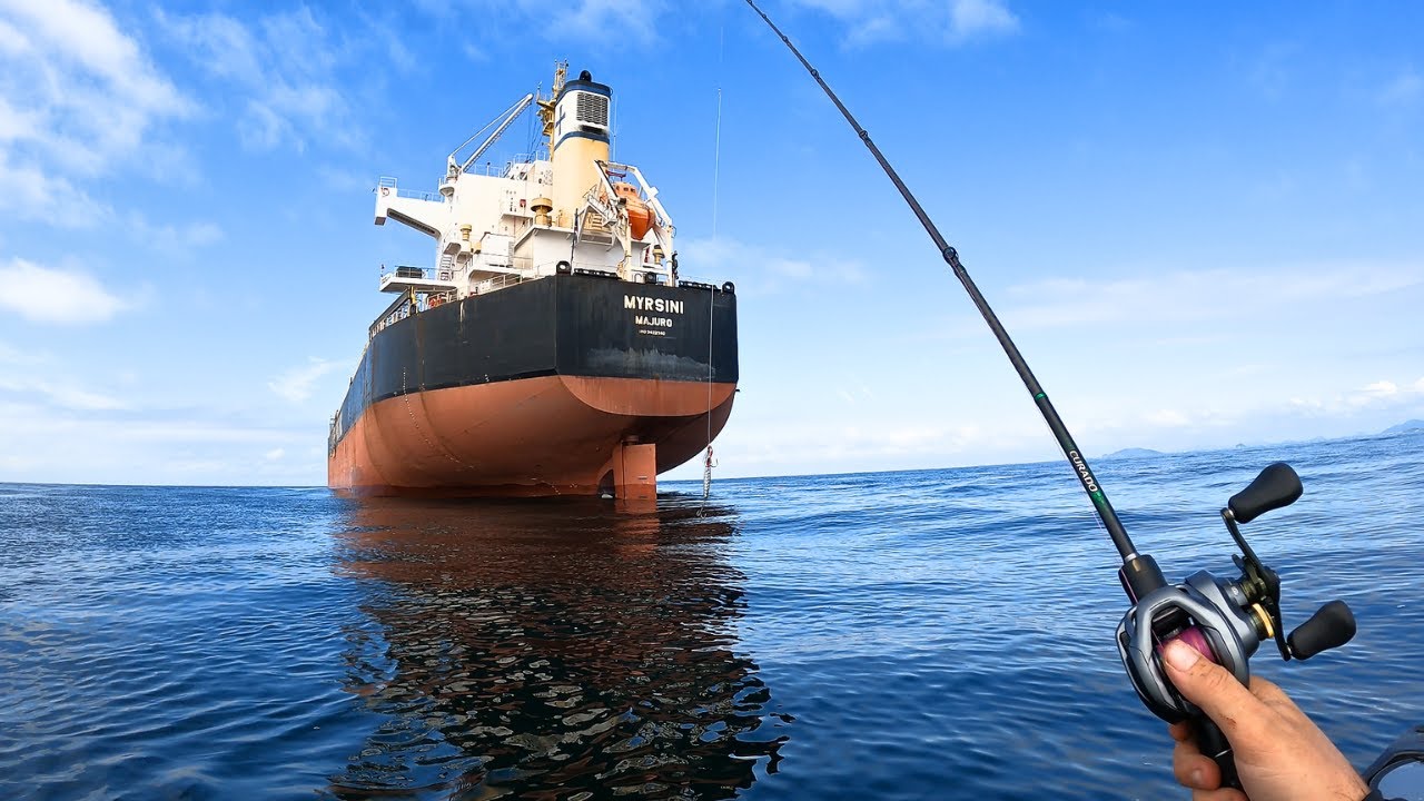 PESCANDO DE CAIAQUE EM ALTO MAR NOS NAVIOS