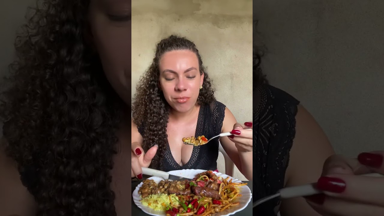 Almoço de hoje teve dobradinha frita e bastante pimentinhas.