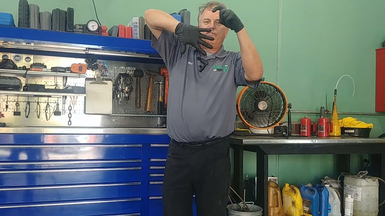 Почему моя машина катится, когда я ставлю ее на парковку?