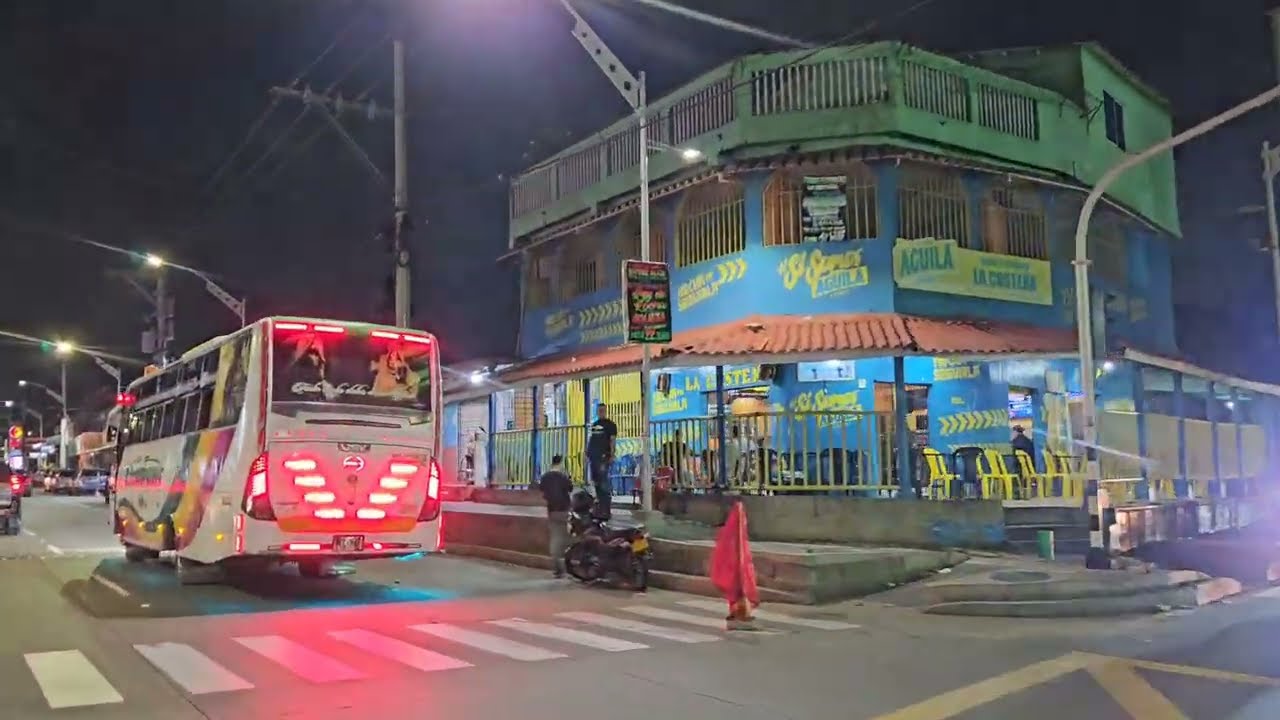 Así se ve el bulevar de la cordialidad completa de Barranquilla de noche.