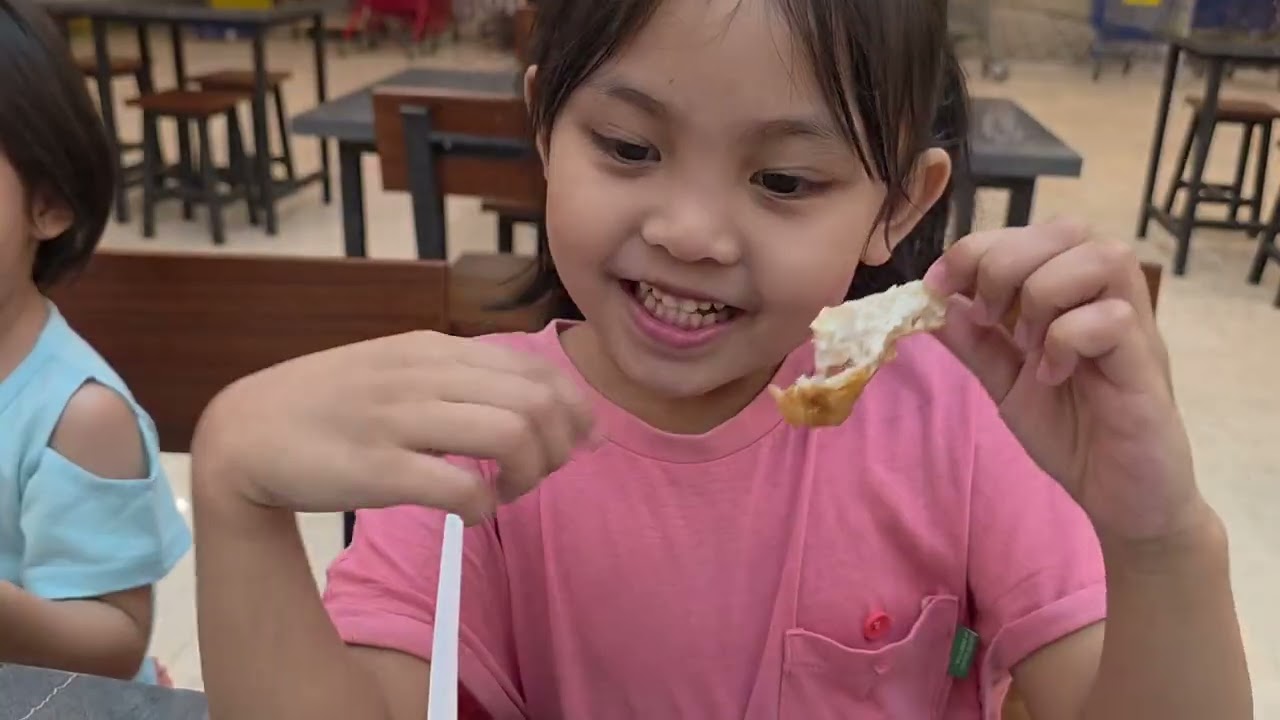 Nevi dan Nike makan Pempek Palembang dan minum boba Chatime
