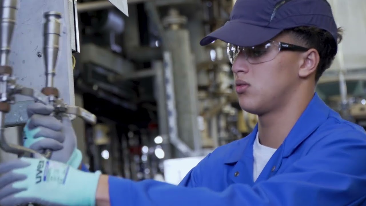 Meet Reda unseren Chemie- und Pharmatechnologen-Lernenden