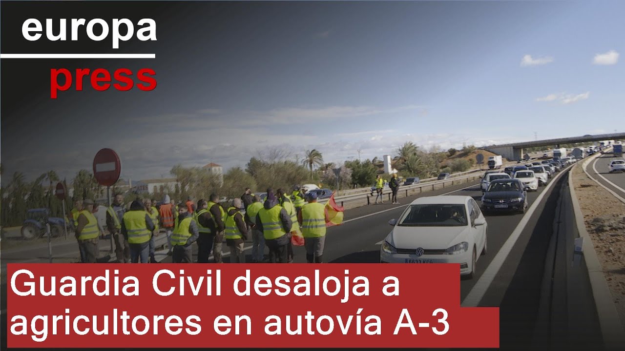La Guardia Civil desaloja dos veces a un grupo de agricultores tras cortar la A-3 en Valencia