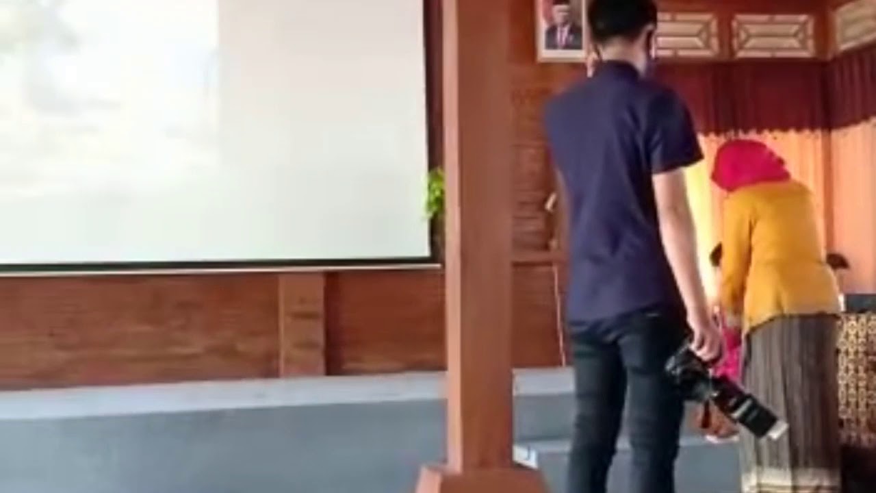 NADIRA BACA PUISI DI WISUDA