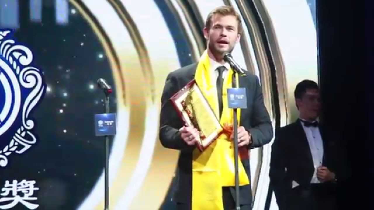 Chris Hemsworth Honored at Huading Awards 2015
