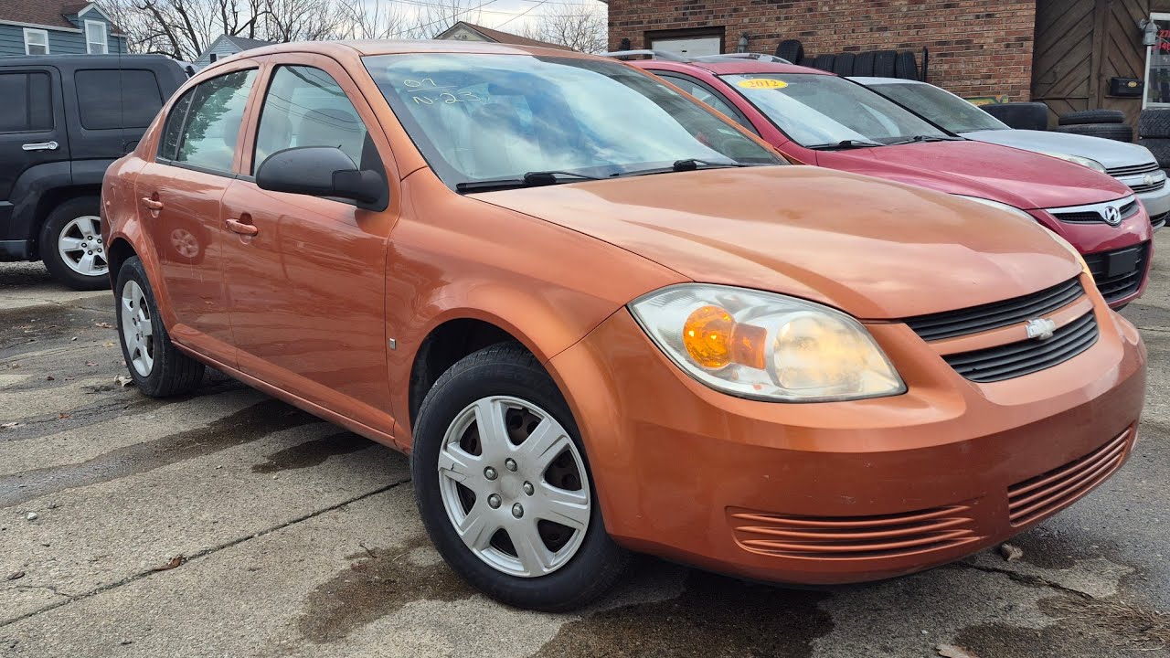 Chevrolet Cobalt LS 2007 года (обзор и запуск двигателя)