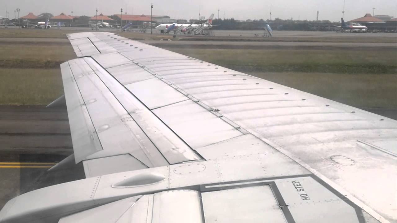 Batavia Air takeoff 080812 (B737-400)
