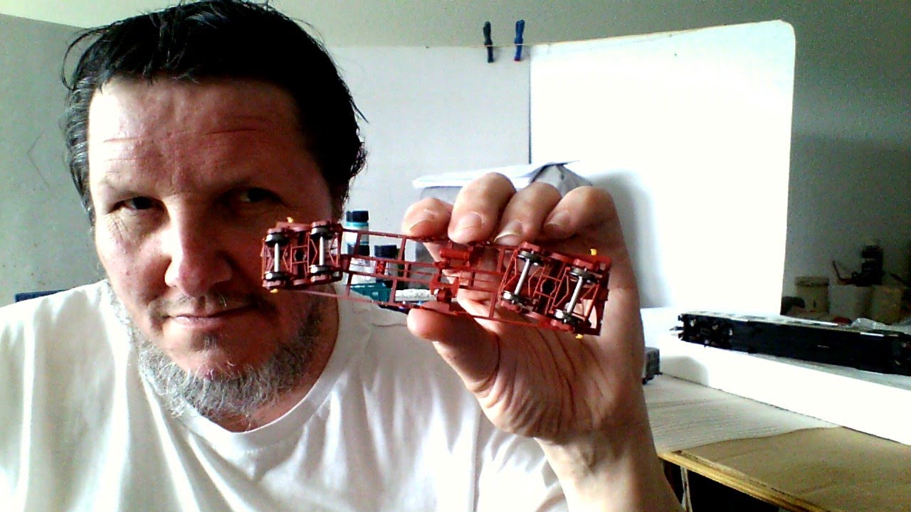 Den Bewegungsspielraum der Y 25 Drehgestelle beim REE Modeles - Fas Schrottwagen vergr&ouml;&szlig;ern....