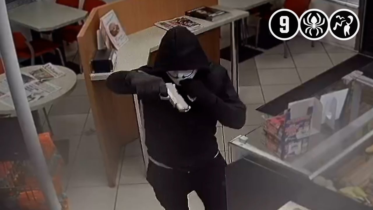 Leeuwarden: Eigenaar snackbar jaagt overvaller de deur uit