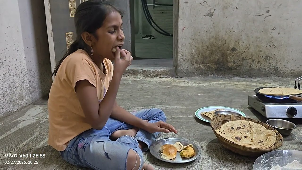 स्वयंपाक असताना पोरांनी वडापाव खाल्ले 🥰