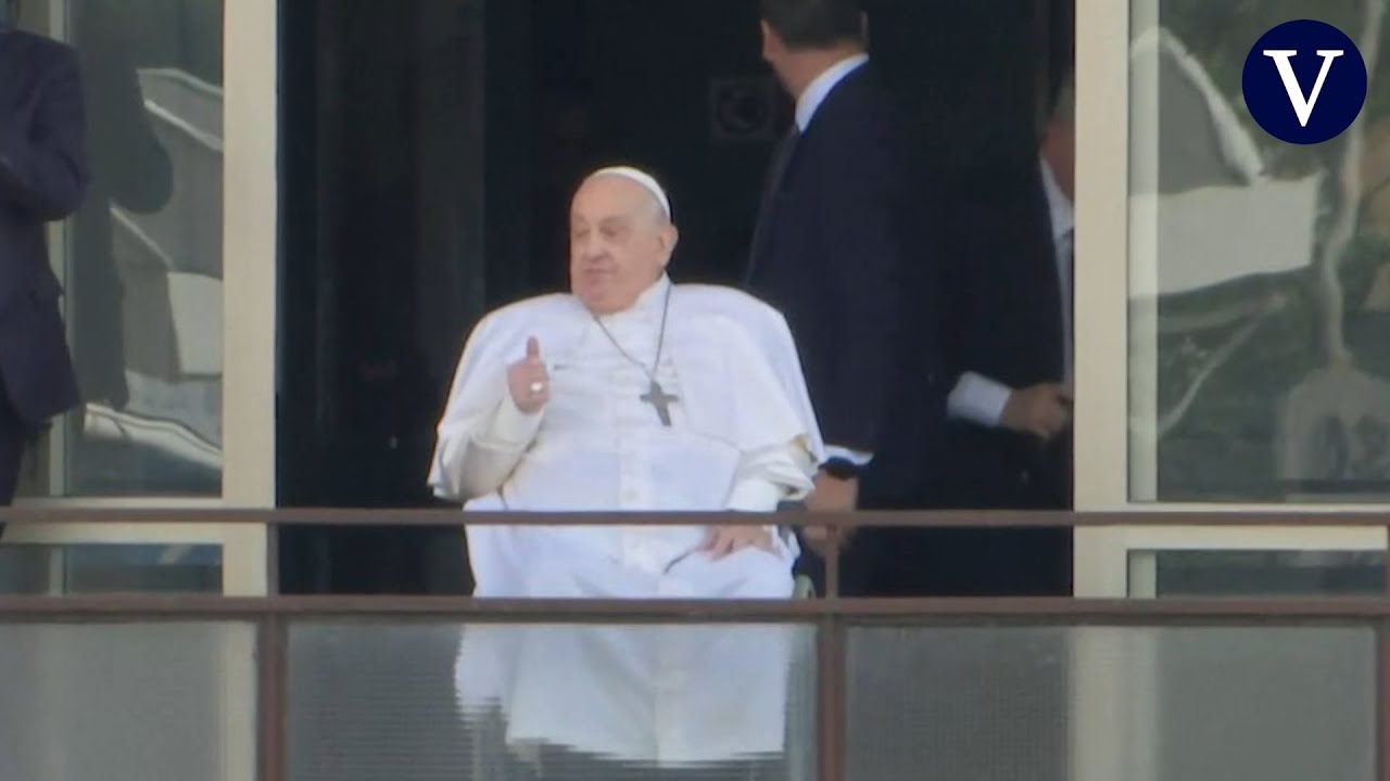 El papa Francisco sale a saludar desde el balcón del hospital tras 37 días ingresado