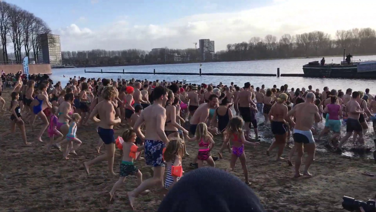 Nieuwjaarsduik 1 januari 2019 in de Sloterplas te Amsterdam Netherlands.