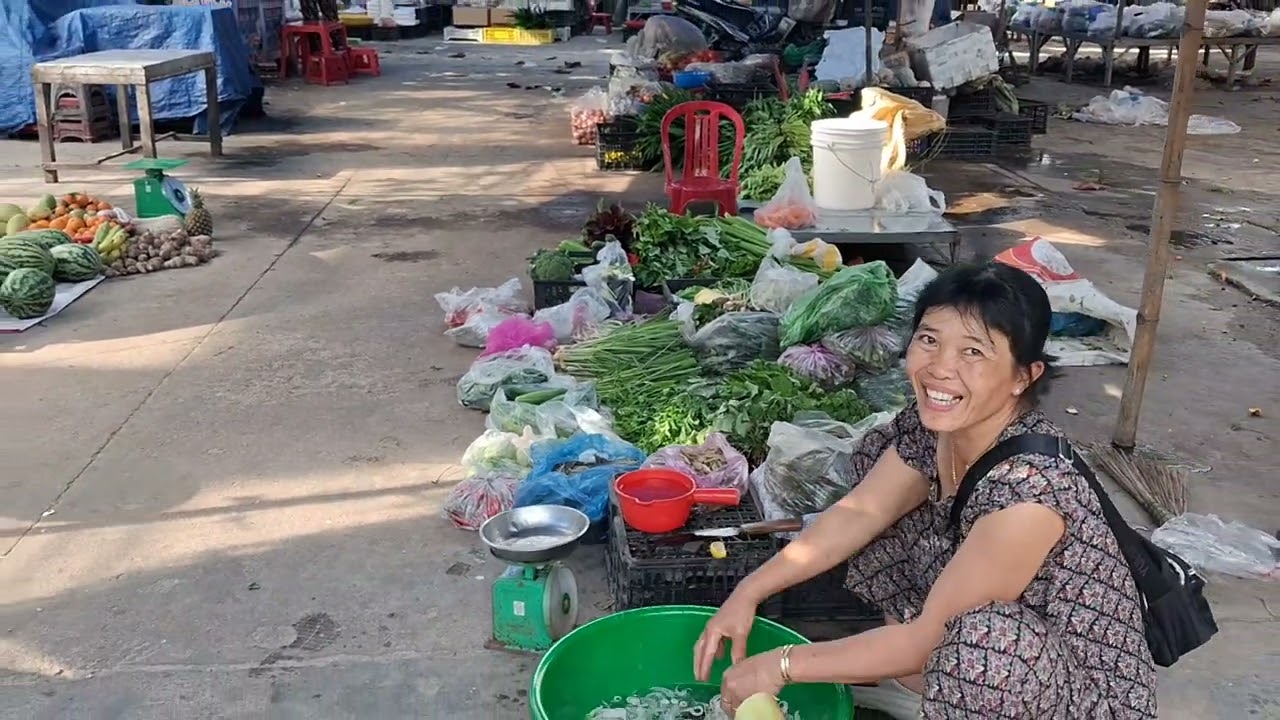 Chợ chiều An Lương có nhiều loại hải sản rẻ, tươi ngon.