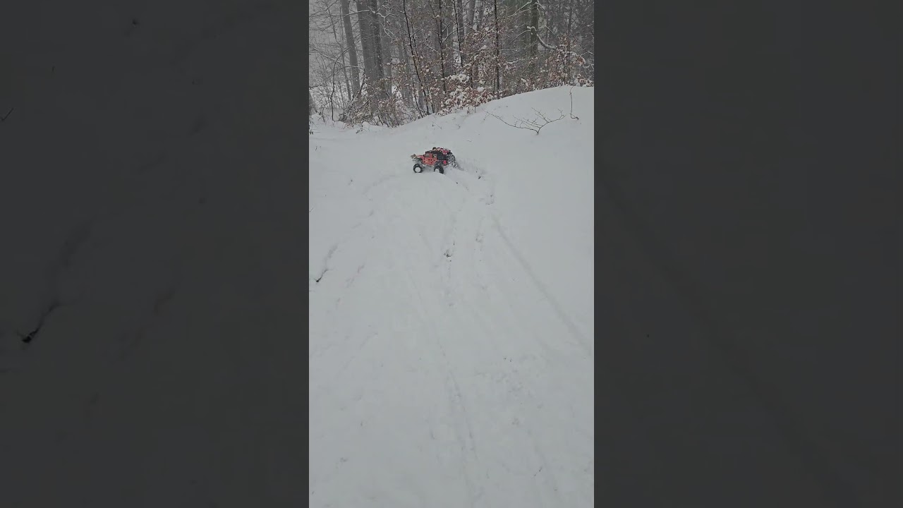 Amewi Crosstrail alias Garfield plowing through snow 