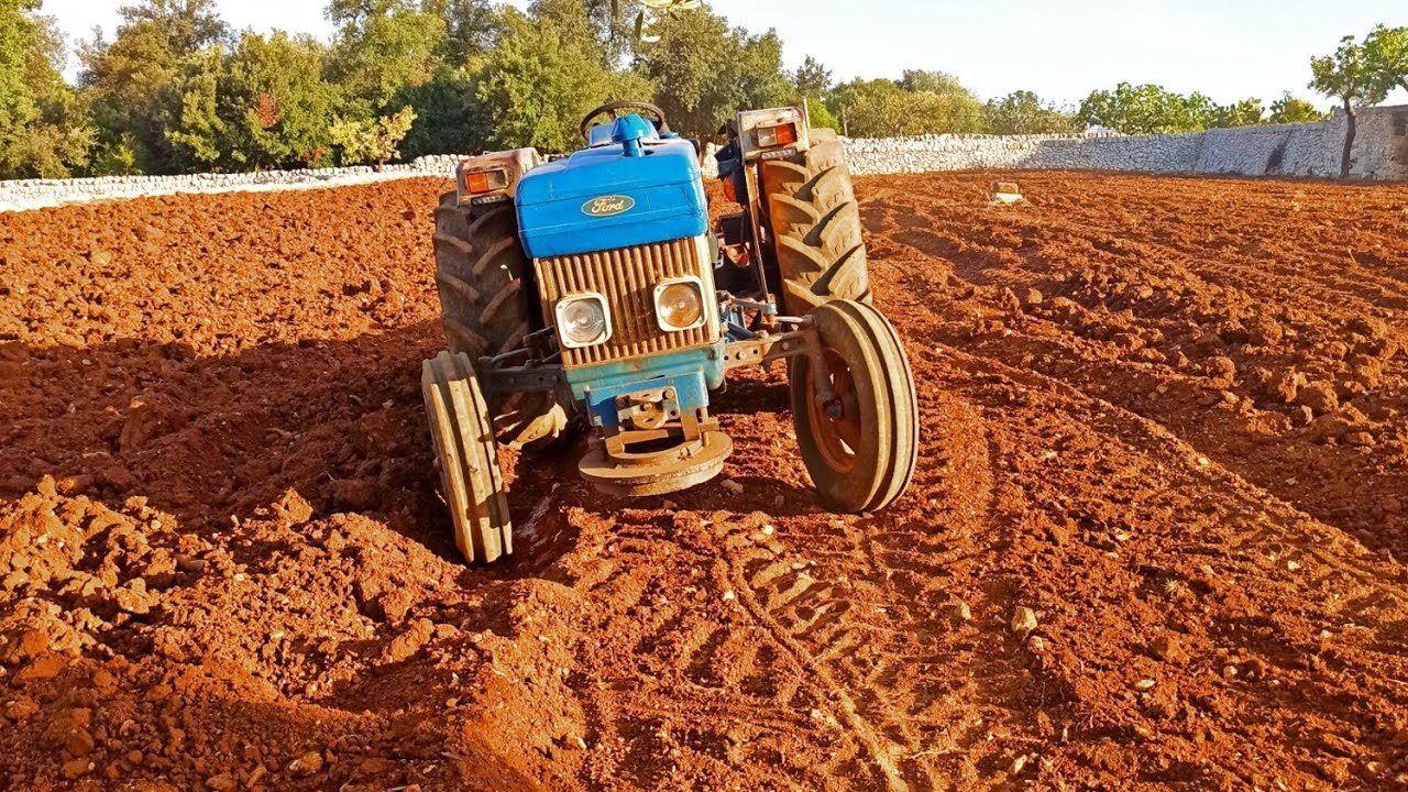 Aratura con aratro tridisco Verdegiglio, Ford 4110