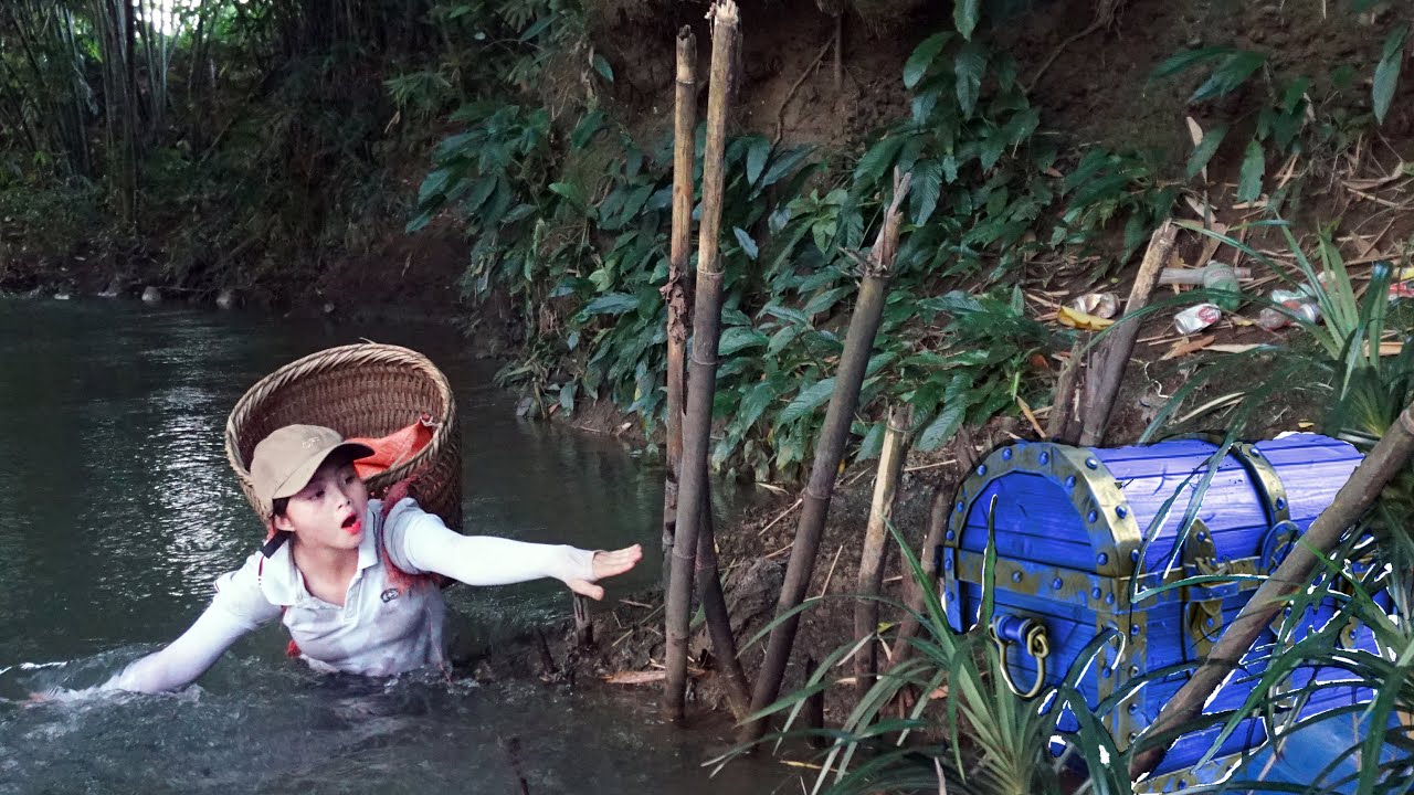 Single mother collects scrap in the dark and luckily finds mysterious treasure