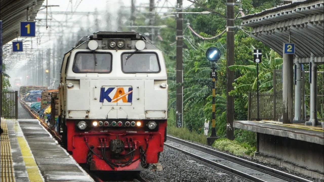 GOKIL NIH NYEGAT KERETA DISERTAI SUARA PETIR GLEDEK HUJAN BESAR NGERI MEMANG !