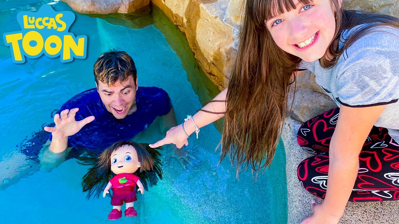 ENCONTRAMOS A BONECA DA GIOVANNA DENTRO DA PISCINA ! ( IRMÃO E IRMÃ / BROTHER AND SISTER )