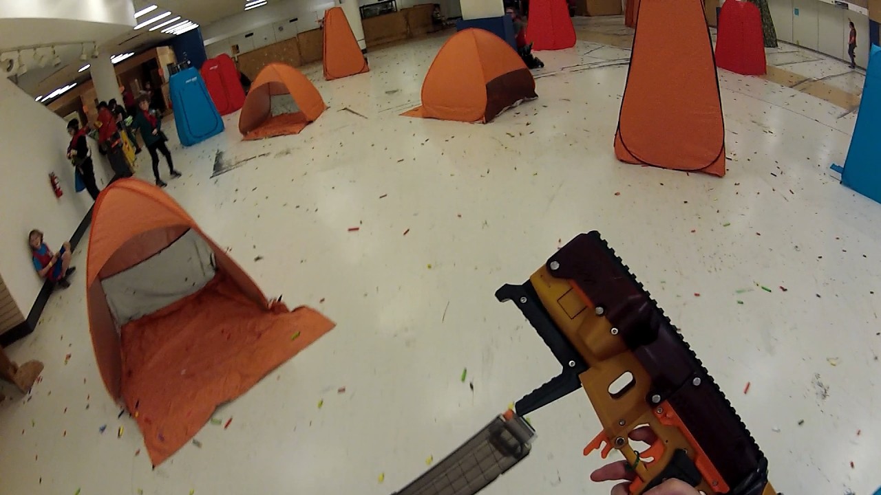 Война бластеров Nerf в заброшенном торговом центре