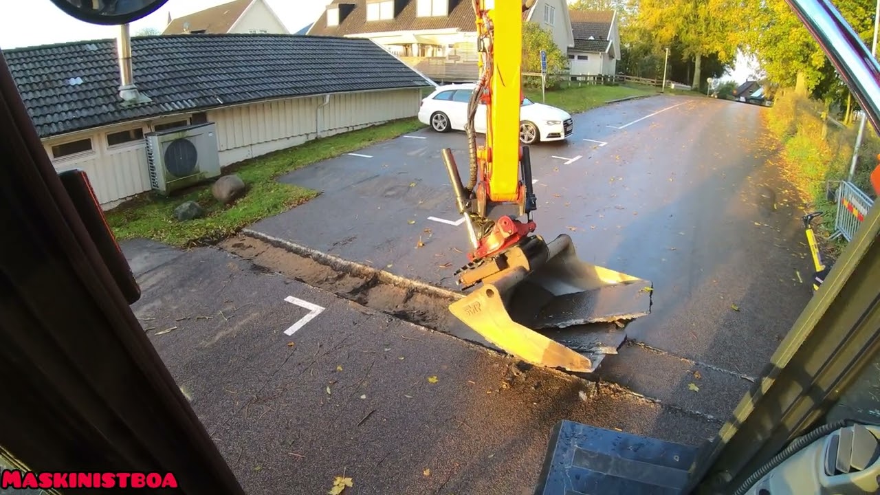 Hitachi ZX140-5 with Rototilt. Cable ditch through a road. 😃
