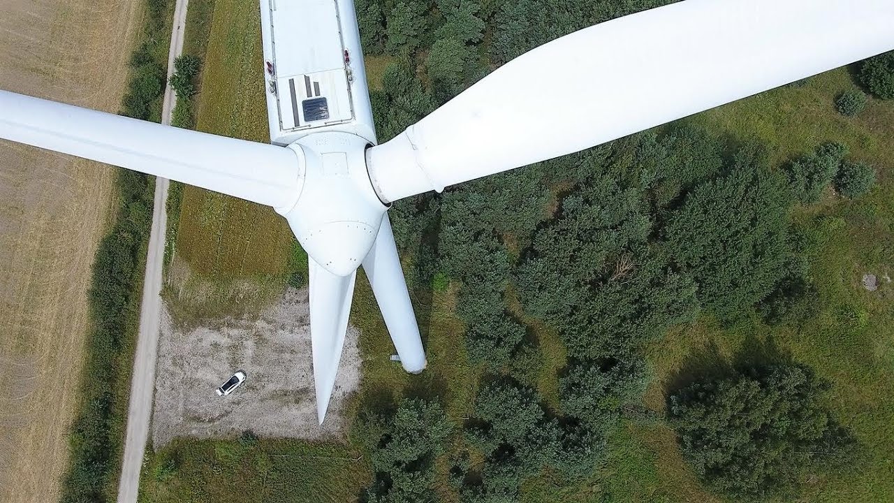 An einer Vestas V80 Windkraftanlage ist an einem Rotorblatt die Verkleidung abgerutscht !!! Dji 4
