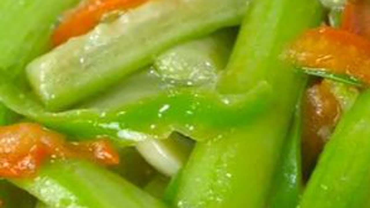 炒丝瓜好多人直接下锅，难怪丝瓜发黑又出水，大厨教酒店好吃做法