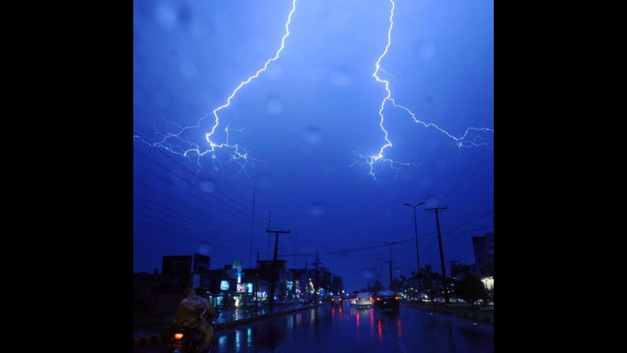 Light rain turns weather pleasant in Lahore