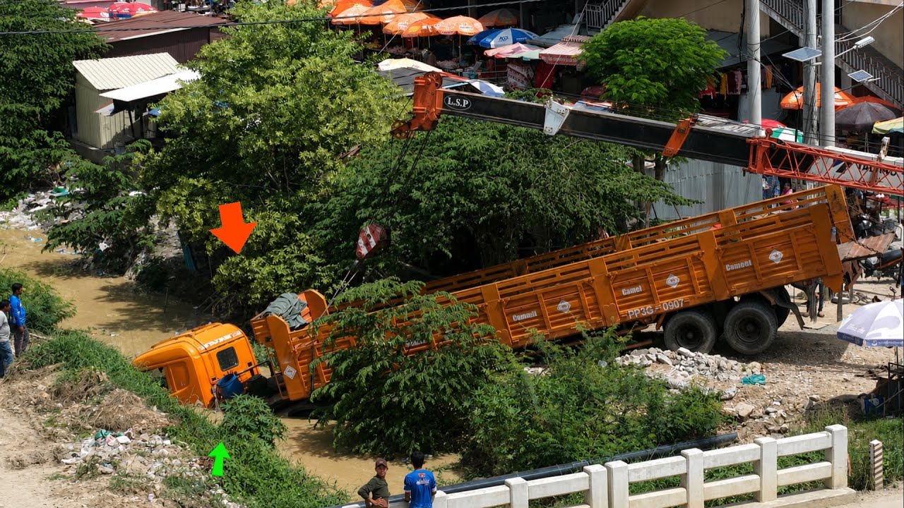 Please don't be in danger Incredible Landfill! Dump Truck 25ton Back Uploading overturned into canal
